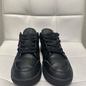 Black Leather Sneakers
Size kids 3.5 women 5.5